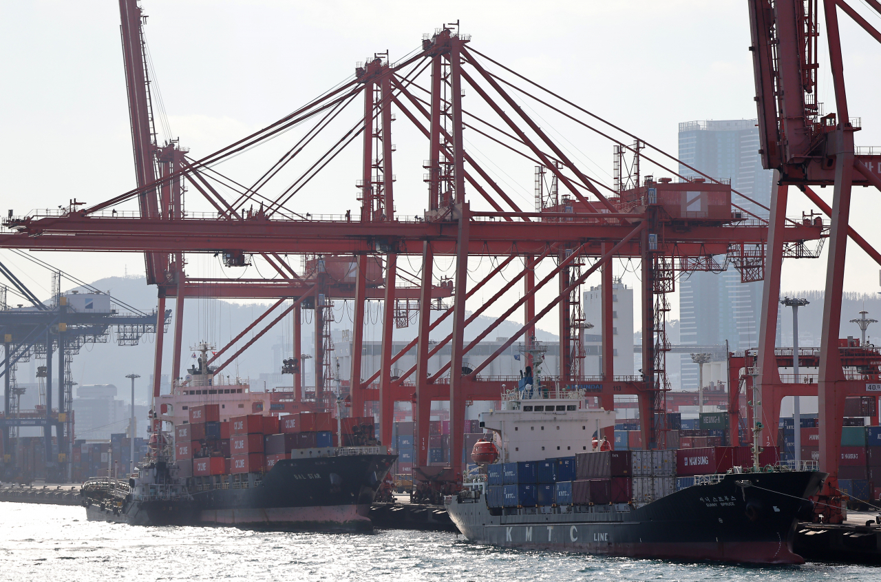 This photo shows a port in the southern city of Busan on Feb. 13, 2024. (Yonhap)