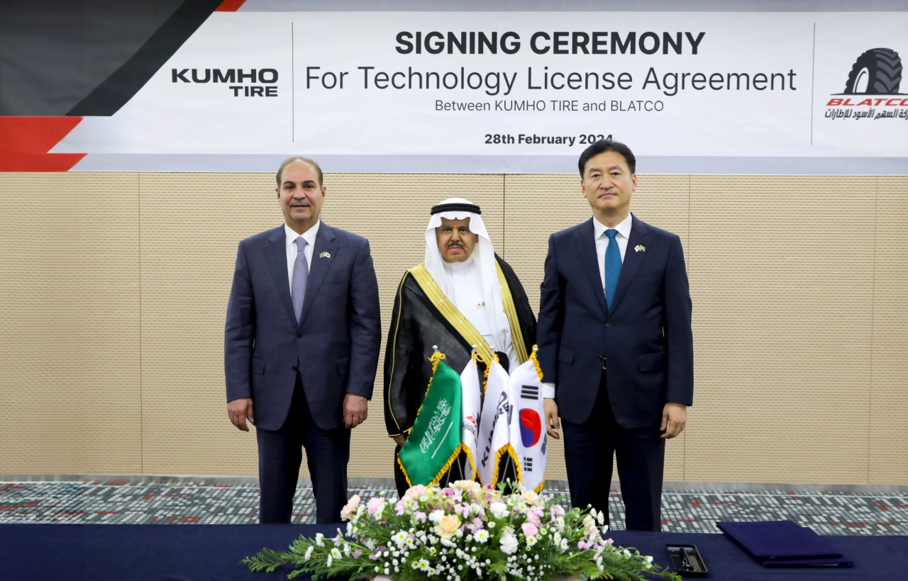 From left: Saudi Arabian Ambassador to South Korea Sami M. Alsadhan, Blatco Chairman Abdullah Alwahibi, and Kumho Tire CEO Jeong Il-taik pose for a picture at a partnership signing ceremony held at the Kumho R&D Center in Yongin, Gyeonggi Province, on Wednesday. (Kumho Tire)