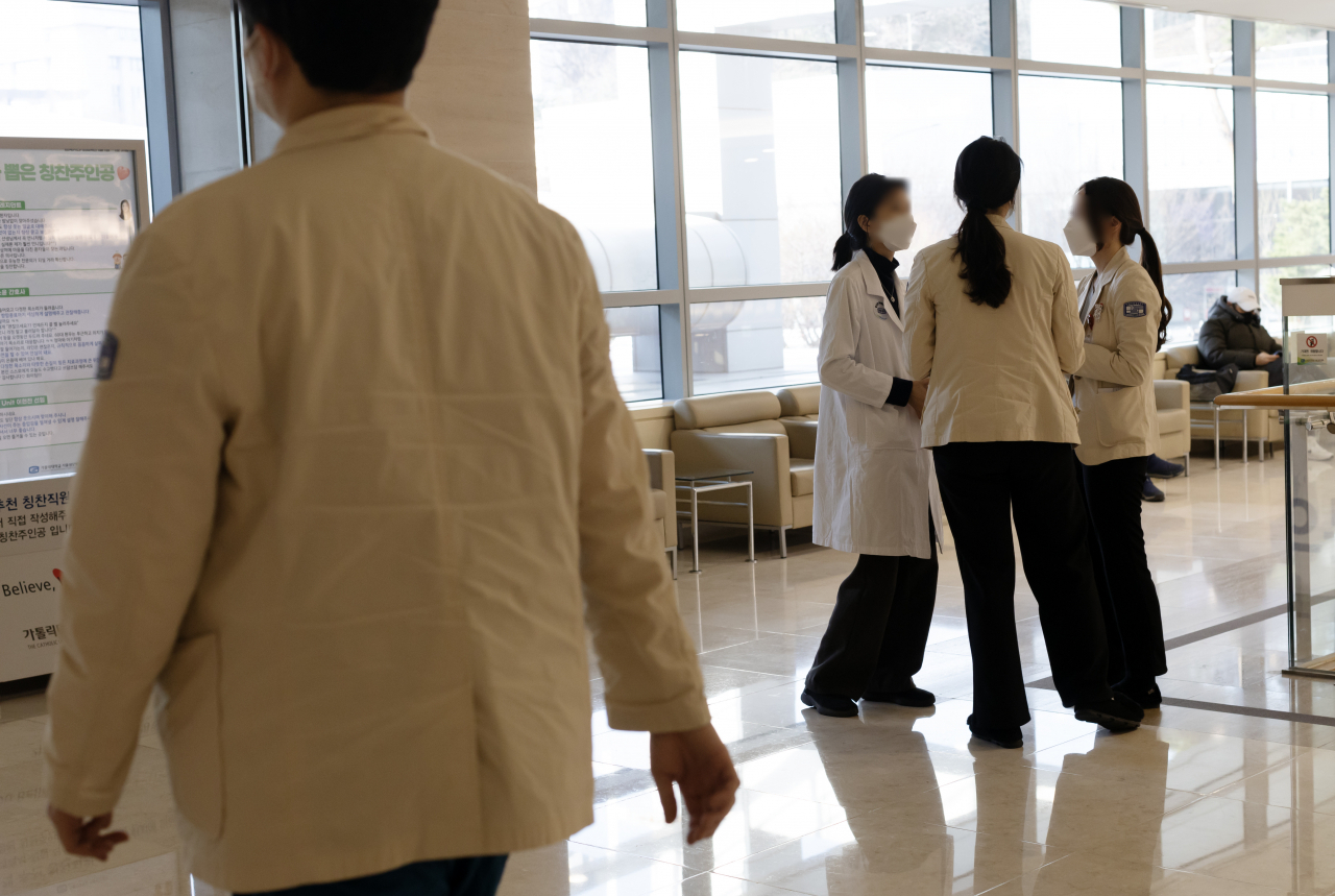 Medical personnel at a hospital in Seoul (Yonhap)