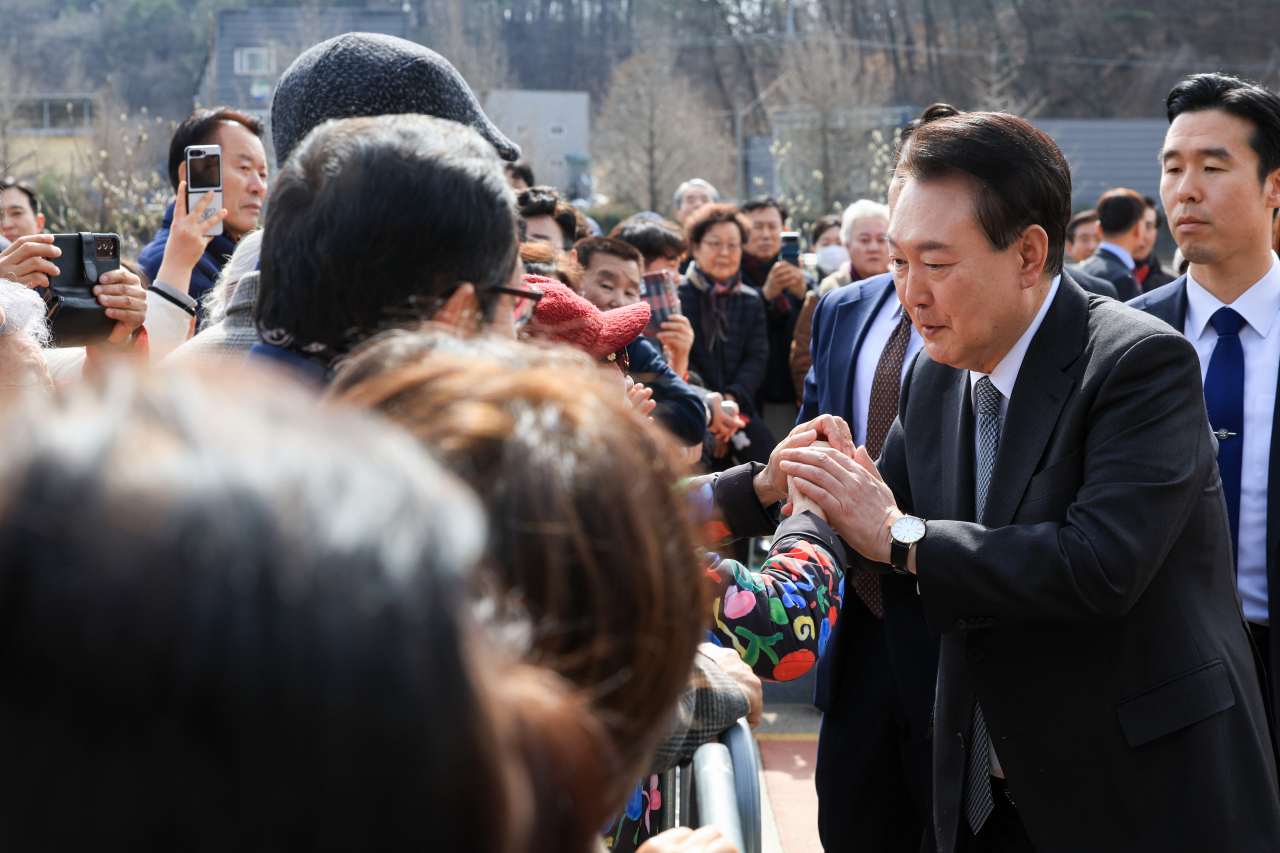 President Yoon Suk Yeol is greeted by citizens during his visit to the birthplace of the late former first lady Yuk Young-soo, in North Chungcheong Province, Wednesday. (Presidential Office)
