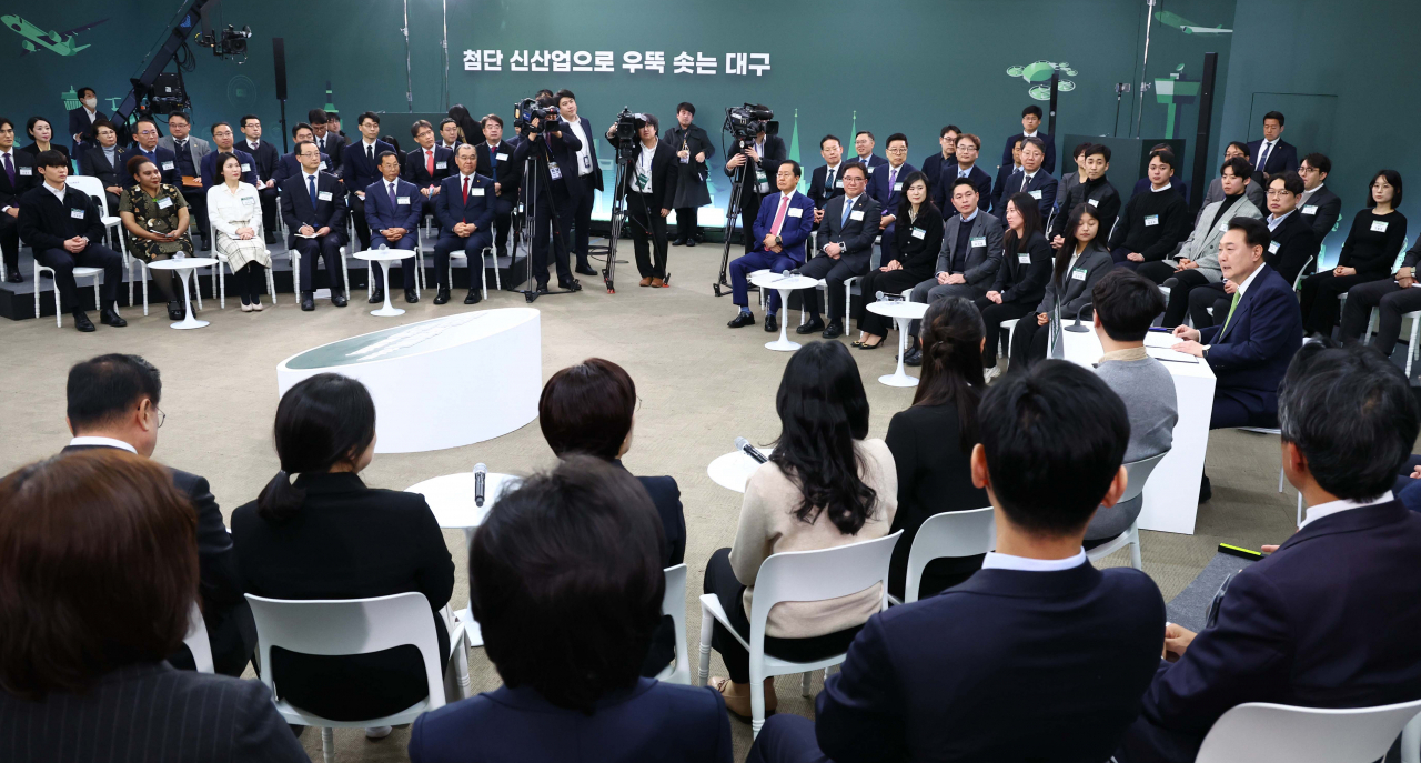 President Yoon Suk Yeol (right) presides over the 16th policy debate held in Daegu on Monday. Yoon has been touring across the country since January holding such debate sessions where he lays out new pledges. (Pool photo via Yonhap)
