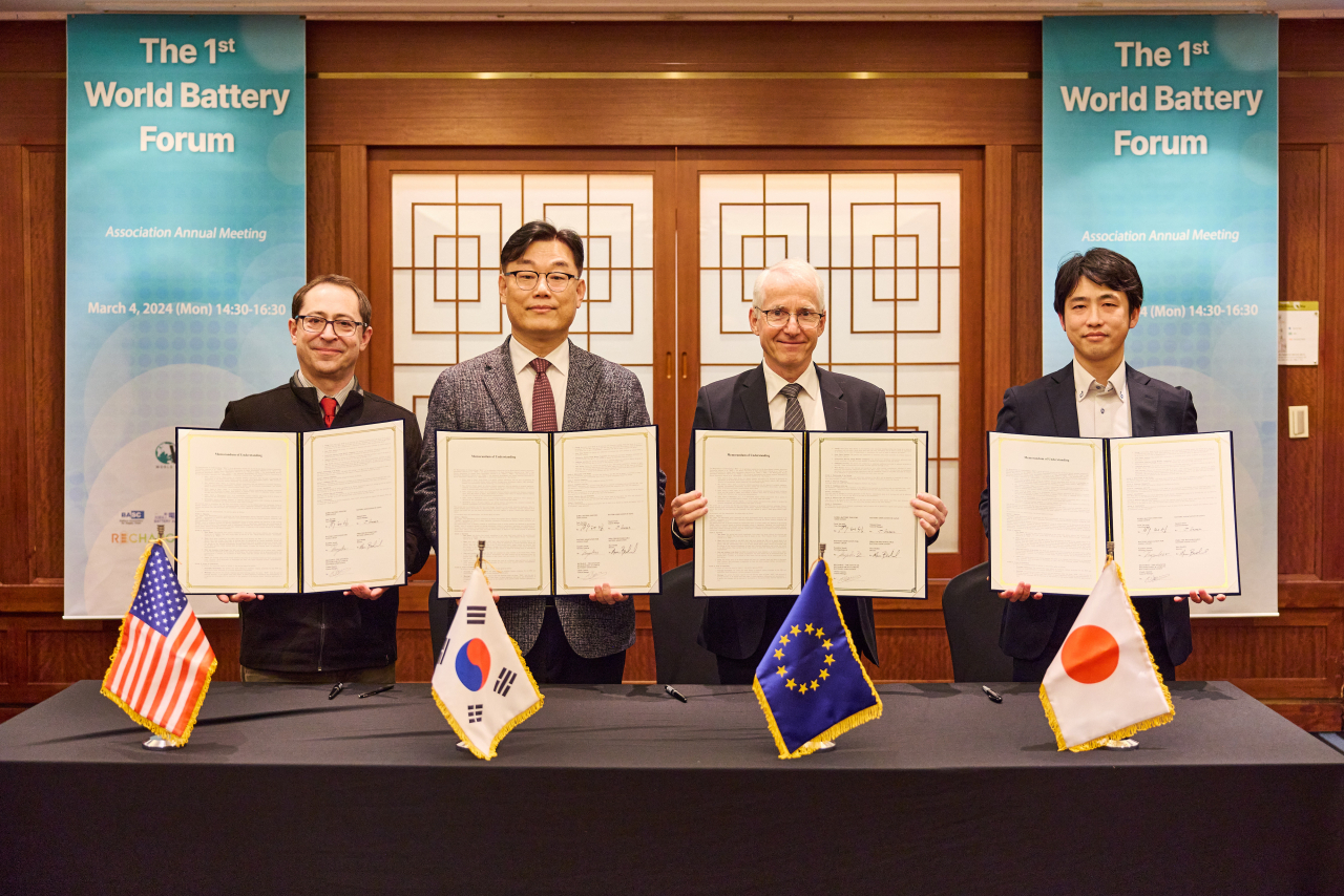 Representatives from the battery associations of South Korea, the US, the EU and Japan hold up the memorandum of understanding as they launch the World Battery Forum at the InterContinental Grand Seoul Parnasn on Monday. (Korea Battery Industry Association)