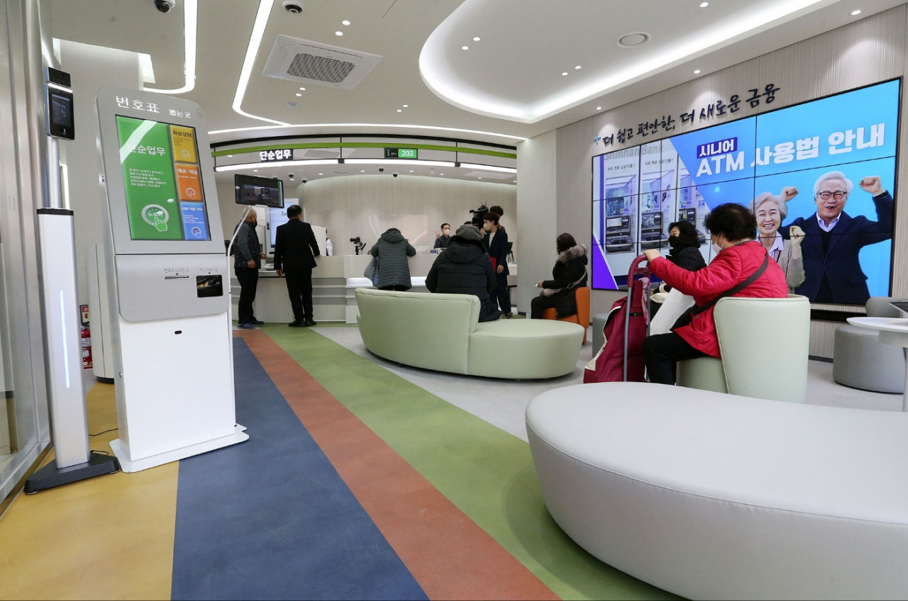 The interior of Shinhan Bank's Sillim-dong branch in Gwanak-gu, southern Seoul, shows color-coded lines on the floors to direct customers to the respective services. (Shinhan Bank)