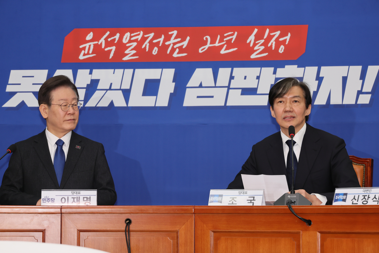 Democratic Party Chair Lee Jae-myung (left) and the National Innovation Party Chair and former Justice Minister Cho Kuk hold a joint briefing ahead of their meeting at the National Assembly in western Seoul on Tuesday. (Yonhap)