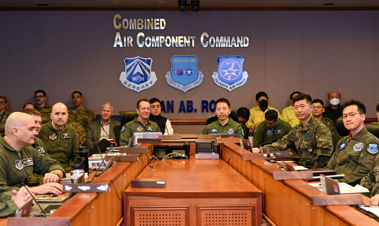 South Korean and US Air Force leaders of the Combined Air Component Command get together to monitor the Freedom Shield 2024 exercise at the Korean Air and Space Operations Center at Osan Air Base in Pyeongtaek,<strong></strong> 70 kilometers south of Seoul, on Monday, the first day of the 11-day annual South Korea-US joint drill against North Korean provocations, in this photo provided by the South Korean Air Force. (Yonhap)