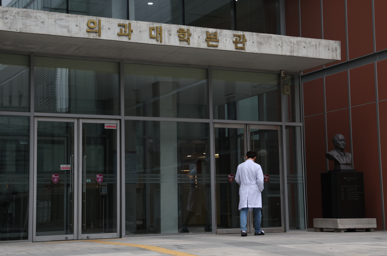 A man steps inside the building of Korea University College of Medicine in Seongbuk-gu, northern Seoul, Tuesday. (Yonhap)