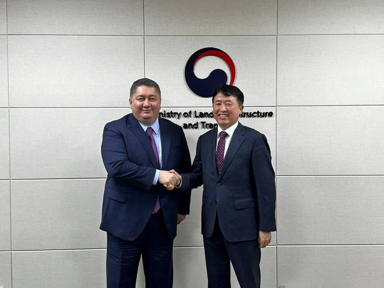 Kazakh Vice Minister of Transport Talgat Lastayev(left) exchanges greetings with Deputy Minister of Lang, infrastructuree and Transport Lee Yoon-sang in Sejong City on February 19. (Kazakh Embassy in Seoul)