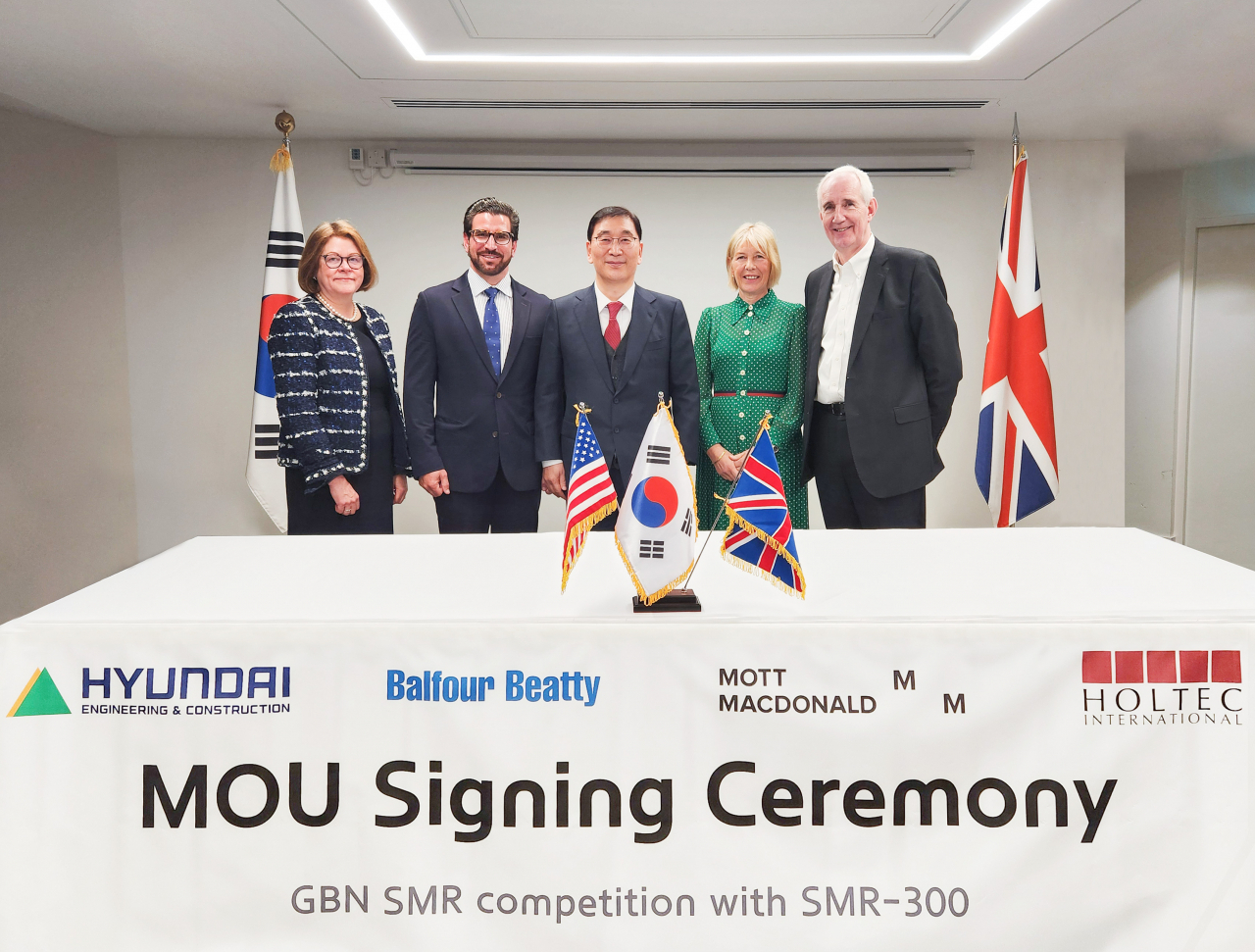 From left: Julia King, Holtec’s senior adviser in the UK; Holtec International CEO Rick Springman; Hyundai E&C CEO Yoon Young-joon; Mott MacDonald’s UK and Europe managing director Cathy Travers; and Balfour Beatty CEO Leo Quinn pose for a picture at a signing ceremony at the Korean Embassy in London on Tuesday. Hyundai E&C