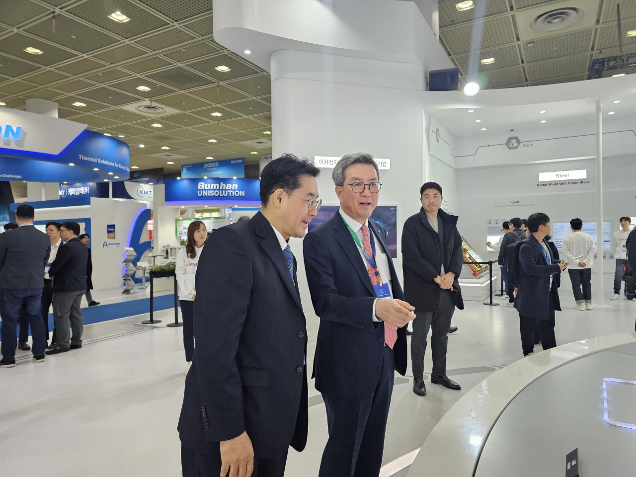 Kim Jun-hyung, head of eco-friendly future materials at Posco Holdings, is looking at the booth of Posco Holdings in the battery exhibition held on Wednesday. (Yonhap)