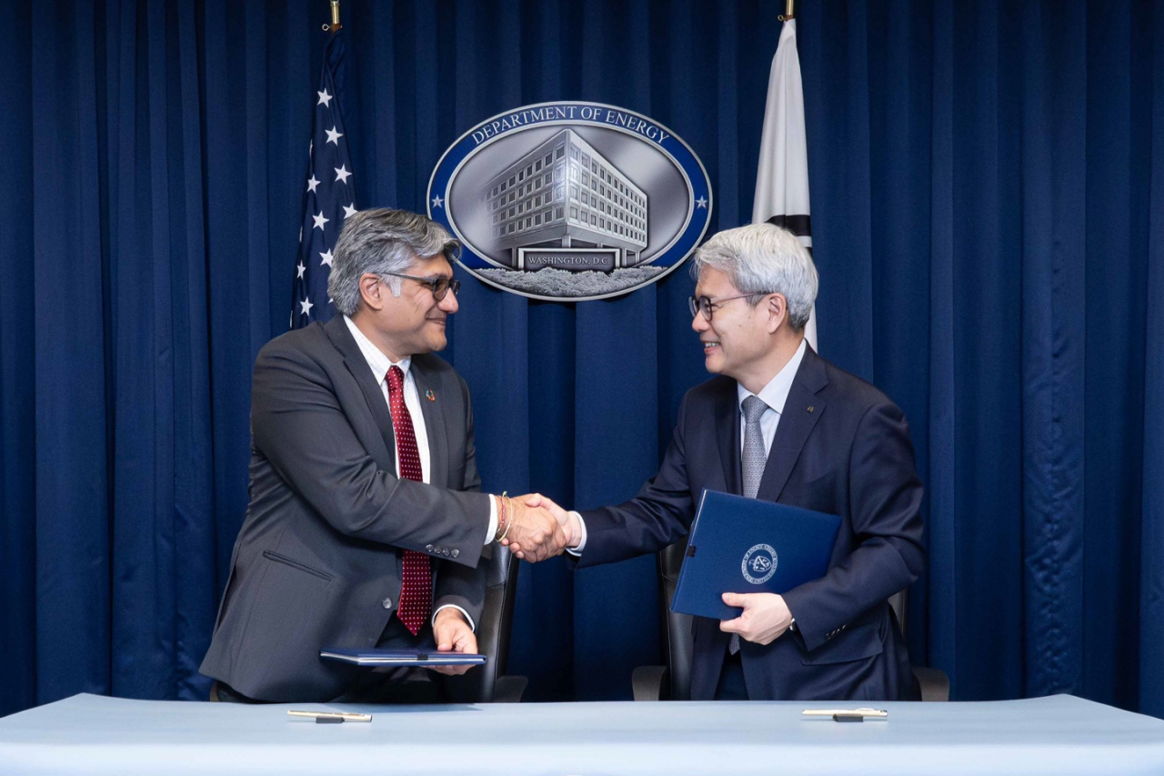 Eximbank Chair Yoon Hee-sung (right) and Jigar Shah, a loan programs office director of the US Department of Energy, pose for a photo during a MOU signing ceremony held in Washington, DC, Wednesday. (Export-Import Bank of Korea)