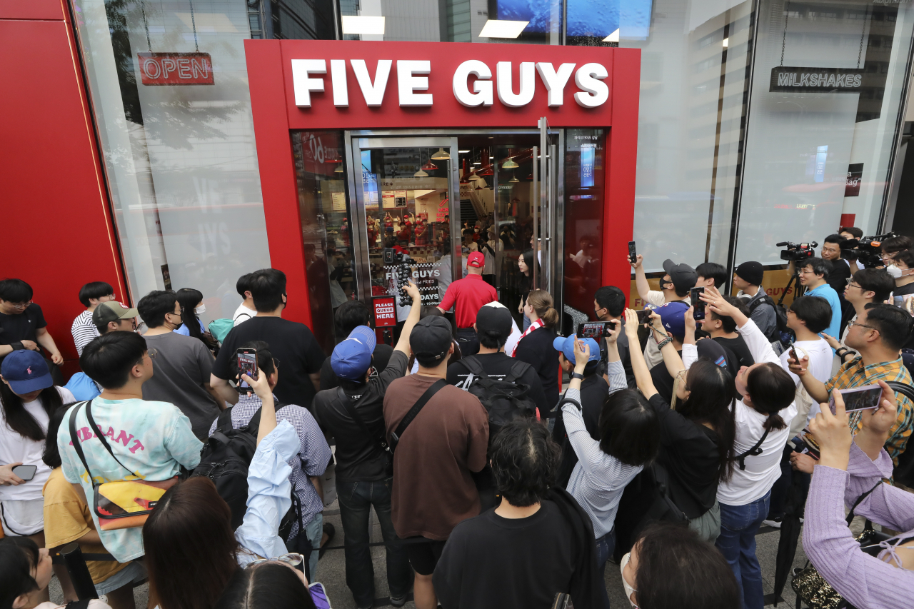 A large crowd waits for the opening of the first Five Guys store in South Korea, in Gangnam-gu, Seoul, June 26. (Newsis)