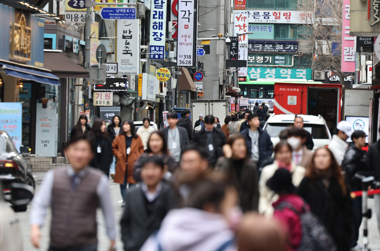 Bustling alley filled with eateries in Bukchang-dong (Newsis)