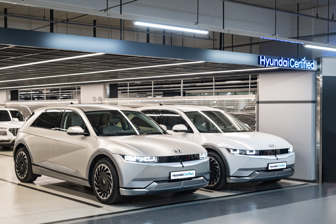 Two Inoniq 5s are parked at a Hyundai Certified used car sales center in Yongin, Gyeonggi Province. (Hyundai Motor Group)