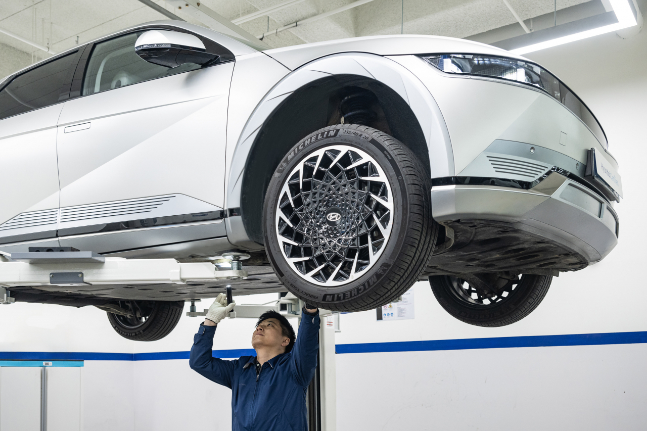 An engineer inspects the battery on a used Ioniq 5 using the battery rating system. (Hyundai Motor Group)