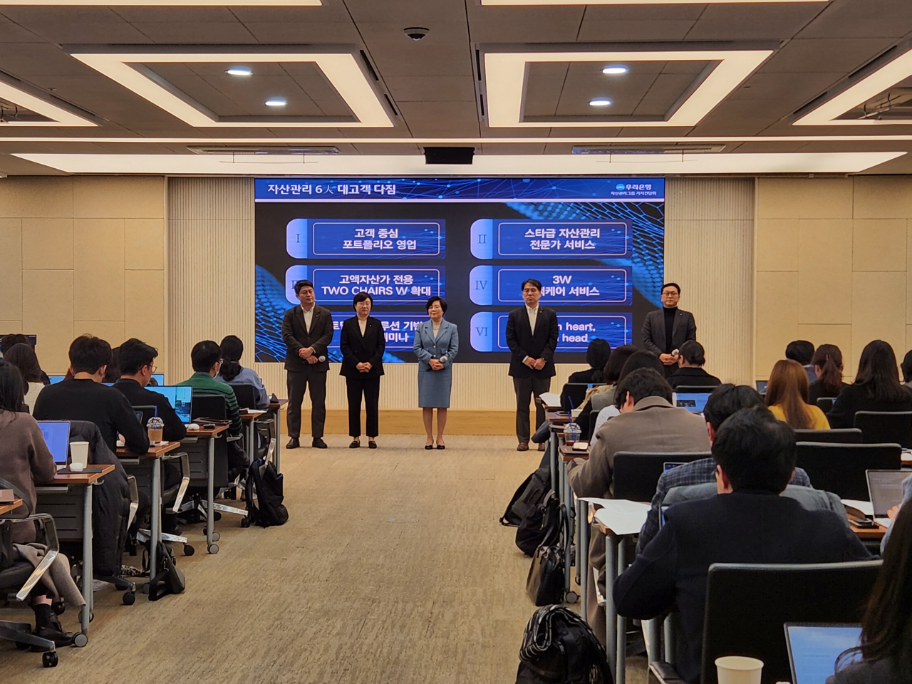 Song Hyun-ju, head of Woori Bank's asset management group, speaks during a press conference at the bank's headquarters in Seoul. (Woori Bank)