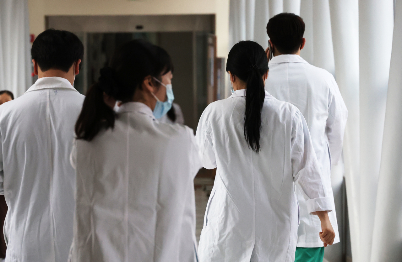 This photo taken on Thursday shows medical staff of a hospital in Seoul walking. (Yonhap)