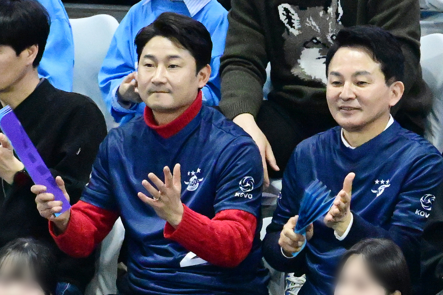 Former soccer player Lee Chun-soo, left, watches a volleyball game with ex-Land Minister Won Hee-ryong on Wednesday. (Yonhap)