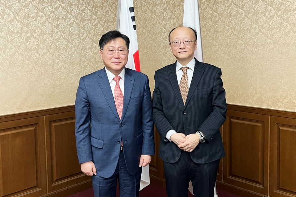 This photo, provided by South Korea's finance ministry, shows South Korea's Deputy Finance Minister Choi Ji-young (left) posing for a photo with Japanese Vice Finance Minister Masato Kanda ahead of their meeting in Tokyo on March 8, 2024. (Yonhap)