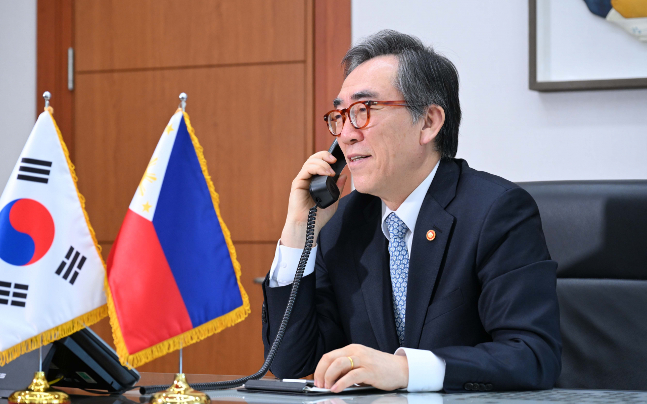 This photo shows Minister Cho Tae-yul speaking by phone with his Philippine counterpart, Enrique Manalo, on Friday. (Ministry of Foreign Affairs)