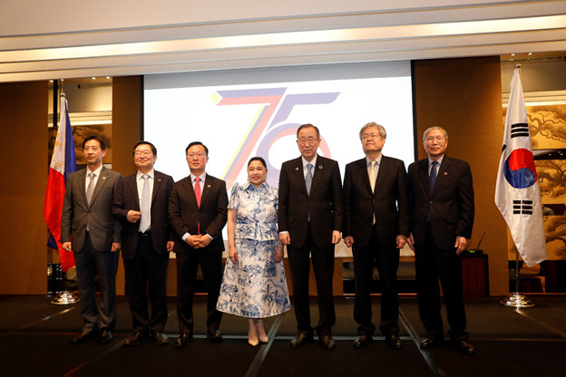 Foreign Ministry's Director General Kim Dong-bae(thirdf from left), Philippines Ambassador to Korea Theresa Dizon-De Vega(fourth from left), Former UN Secretary-General Ban Ki-moon (fifth from left) and Asean -Korea Center Secretary General Kim Hae-yong(sixth from left) pose for a group photo at an event marking the 75th anniversary of ties on at Grand Hyatt Seoul in Yongsan-gu, Seoul on Tuesday.