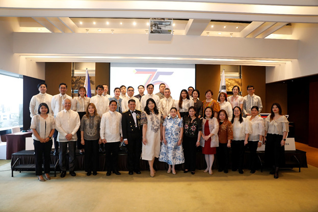 Philippines Embassy officials and representatives of attached agencies pose for a group photo with Philippines ambassador to Korea Theresa Dizon-De Vega(seventh from left in front row) at an event marking the 75th anniversary of ties on at Grand Hyatt Seoul in Yongsan-gu, Seoul on Tuesday. (Embassy of the Philippines in Seoul)
