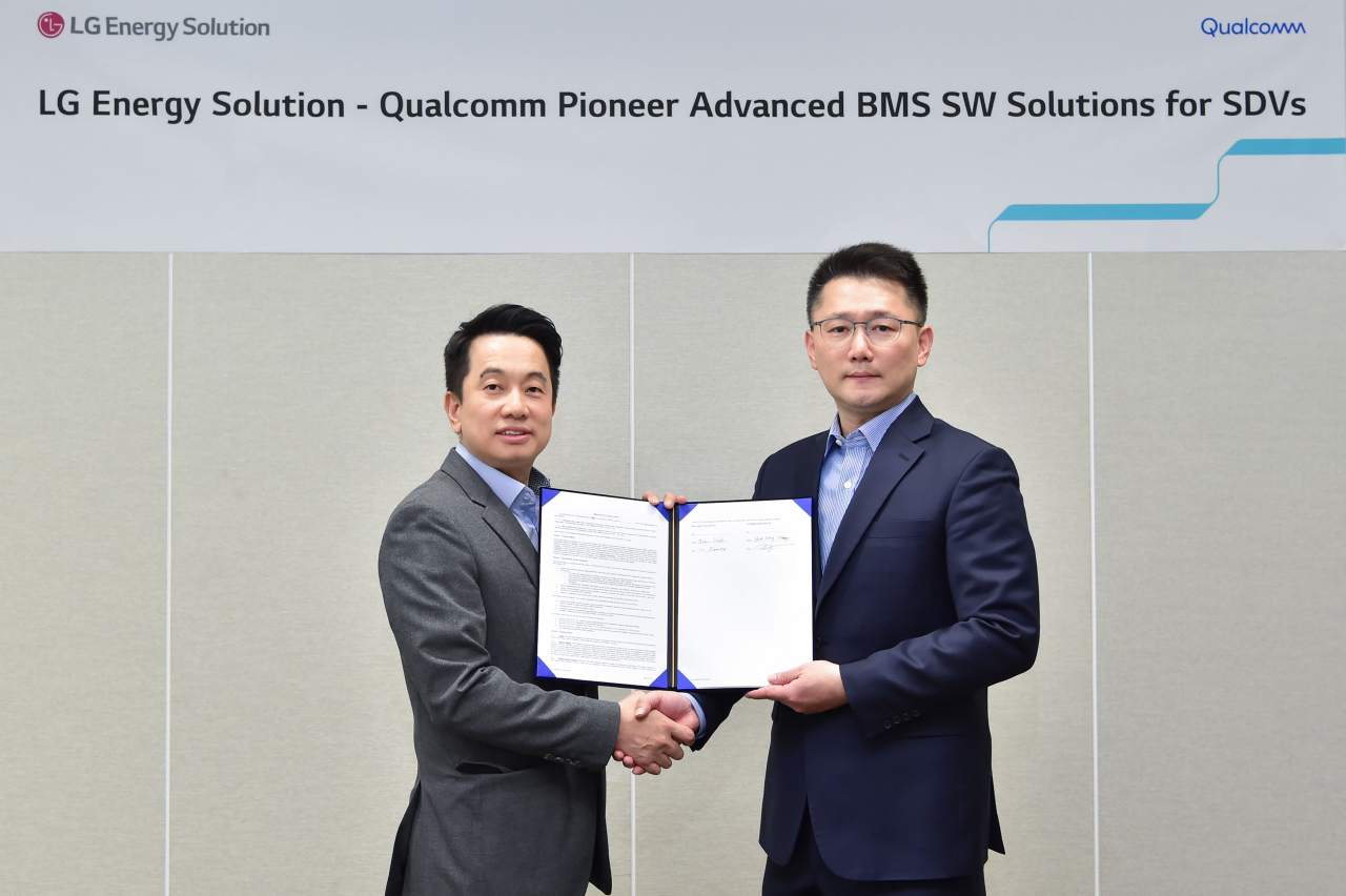 Jung Hyuk-sung (left), director of business development at LG Energy Solution, and Park Ji-sung, vice president at Qualcomm CDMA Technologies Korea's marketing unit, pose for a photo at the ceremony for a partnership between the companies announced Sunday. (LG Energy Solution)