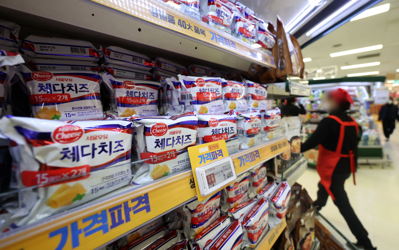 Cheese products on display at a discount store chain in Seoul in January (Newsis)
