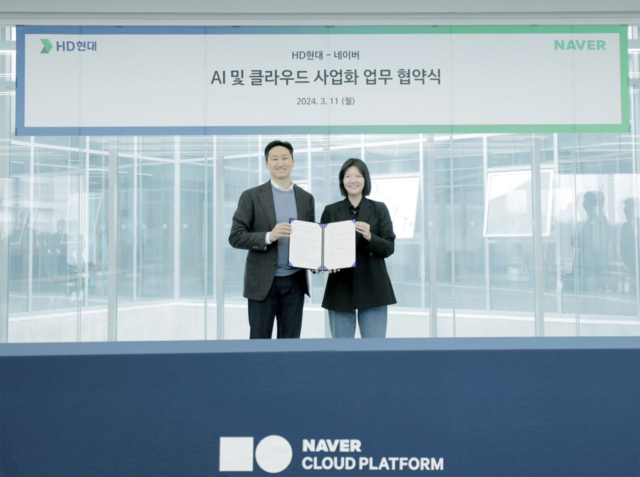HD Hyundai Vice Chairman Chung Ki-sun (left) and Naver CEO Choi Soo-yeon pose for a photograph after signing a memorandum of understanding for cooperation in cloud and artificial intelligence business in Sejong on Monday. (HD Hyundai)