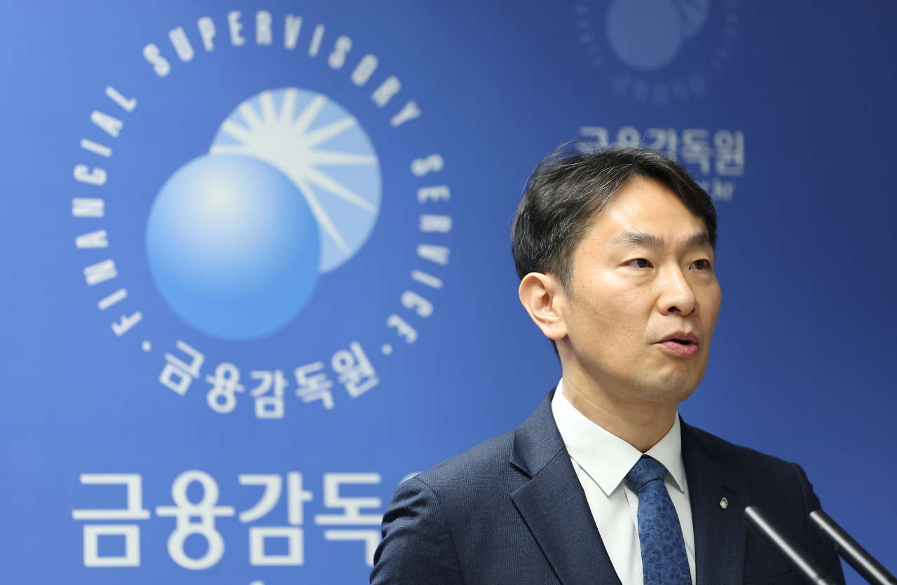 Financial Supervisory Service Governor Lee Bok-hyun addresses the press at a briefing held at the regulator's headquarters in Yeouido, Seoul, on Monday. (Yonhap)