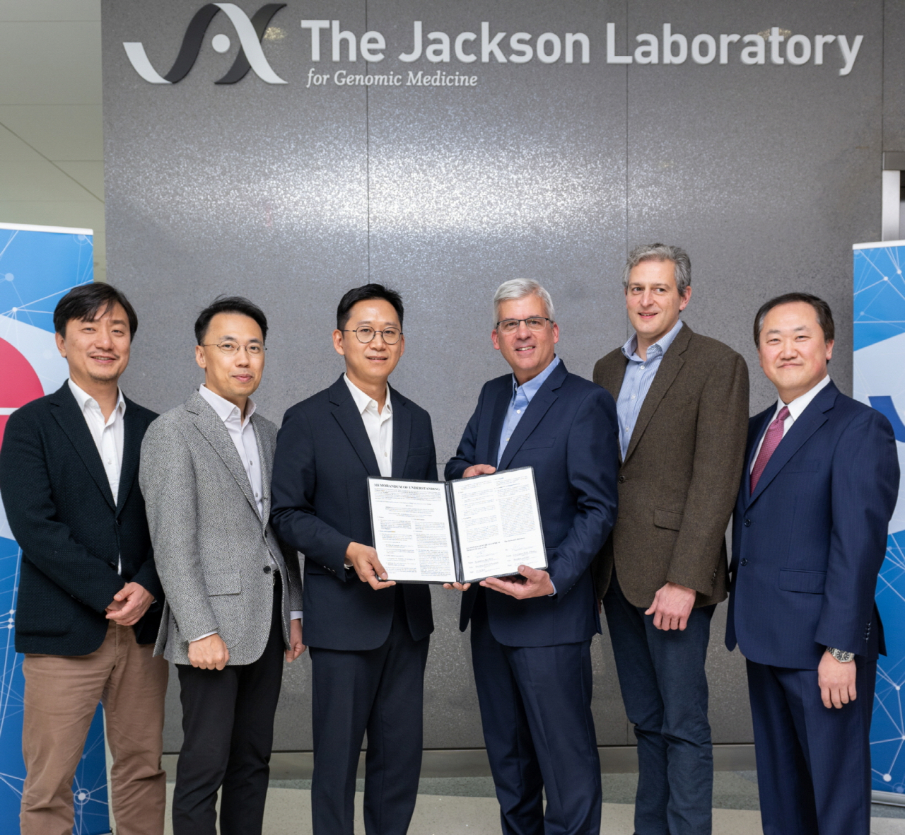 Bae Kyung-hoon (center left), head of LG AI Research, and Lon Cardon (center right), the Jackson Laboratory CEO, pose for a photo during a recent partnership signing ceremony held in Connecticut, the US, December, 2023. (LG Group)