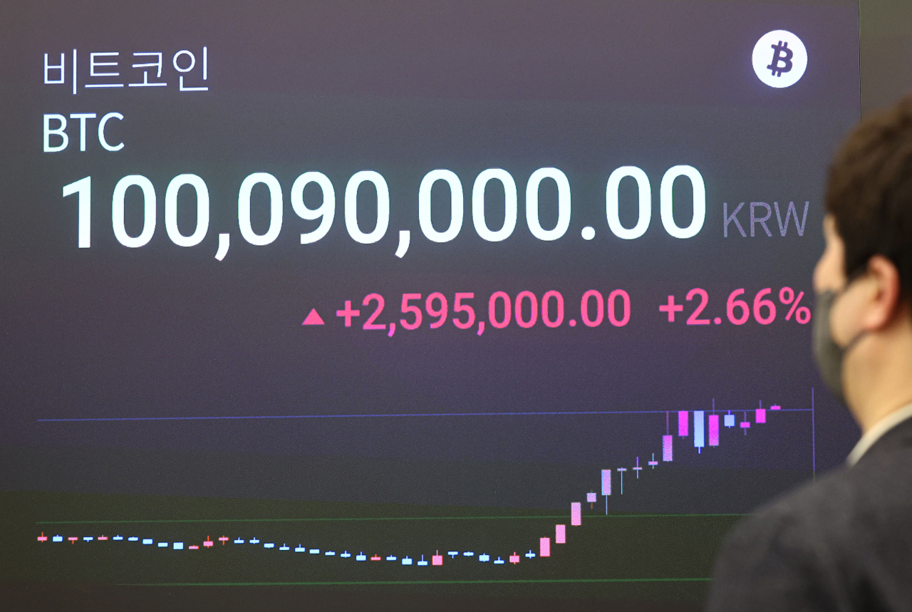 A screen shows bitcoin trading at over 100 million won at local crypto exchange Upbit's headquarters in southern Seoul, Monday. It is the first time the cryptocurrency has hit the 100-million-won mark in Korea. (Yonhap)