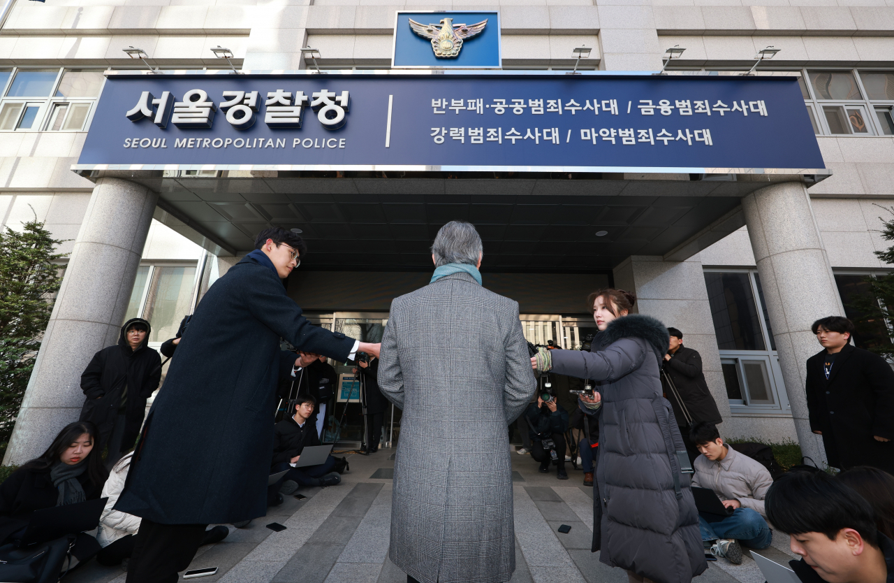 Former Korea Medical Association president Noh Hwan-kyu enters a police station to be investigated over suspicions of instigating the ongoing mass walkout by trainee doctors on March 9. (Yonhap)