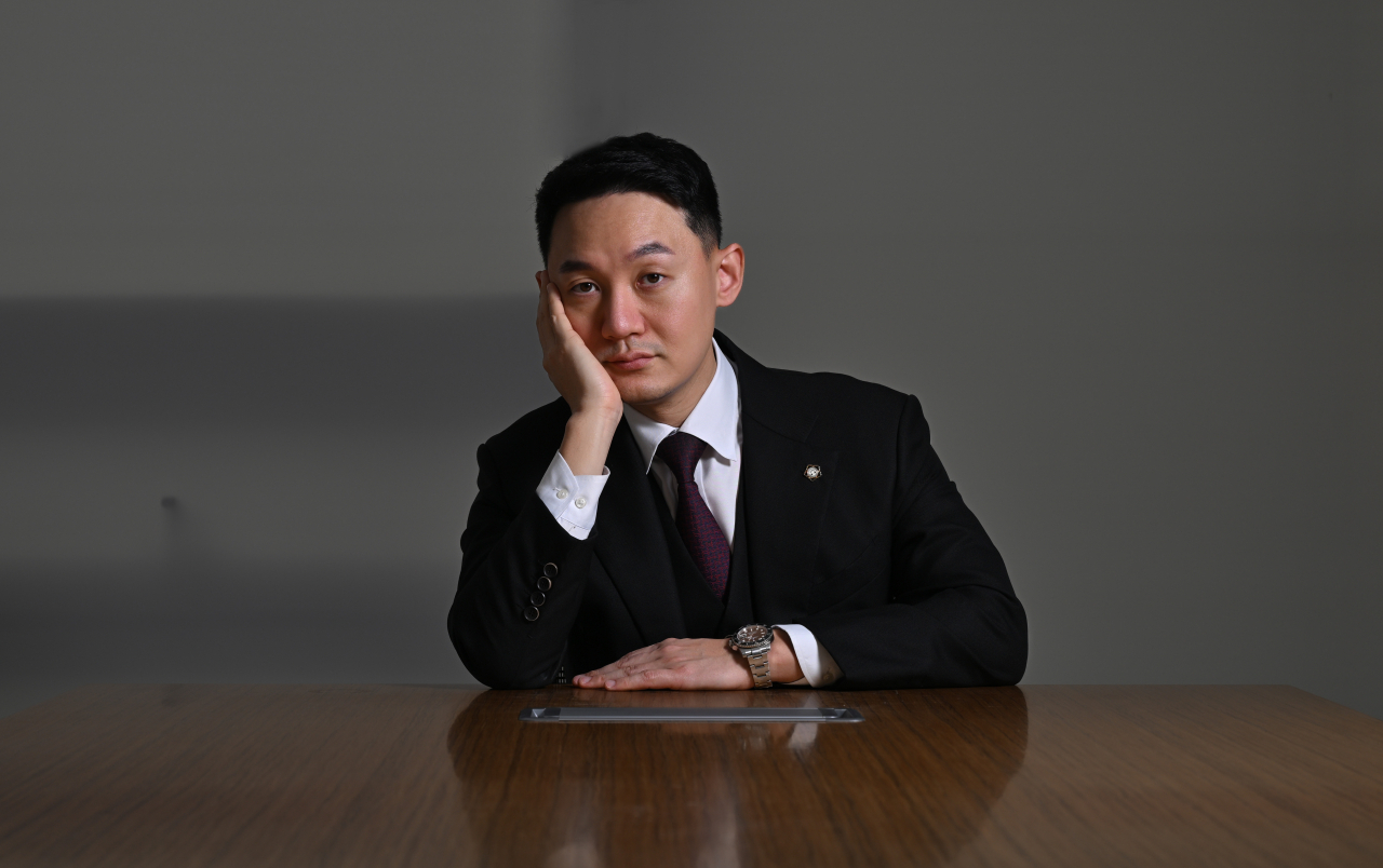 Criminal defense attorney An Jun-hung poses for photos before an interview with The Korea Herald at his office in Seoul's Gangnam-gu on Feb. 28. (Im Se-jun/ The Korea Herald)