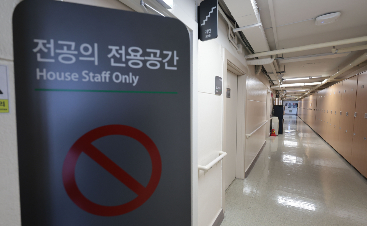 An empty hallway at a hospital in Seoul (Yonhap)