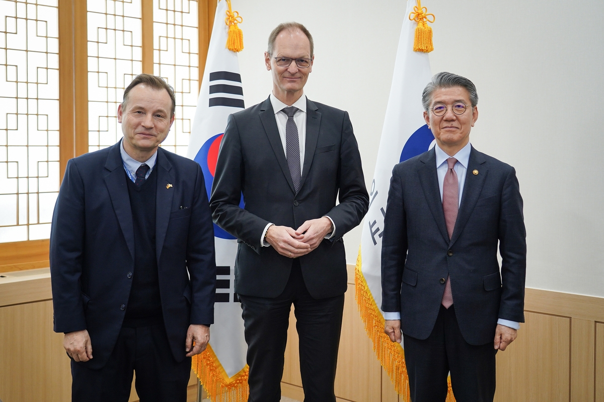 First Vice Foreign Minister Kim Hong-kyun (right) poses for a photo with German State Secretary of the Federal Foreign Office Thomas Bagger (Center) and German Ambassador to South Korea Georg Schmidt prior to their talks in Seoul on Tuesday. (Yonhap)