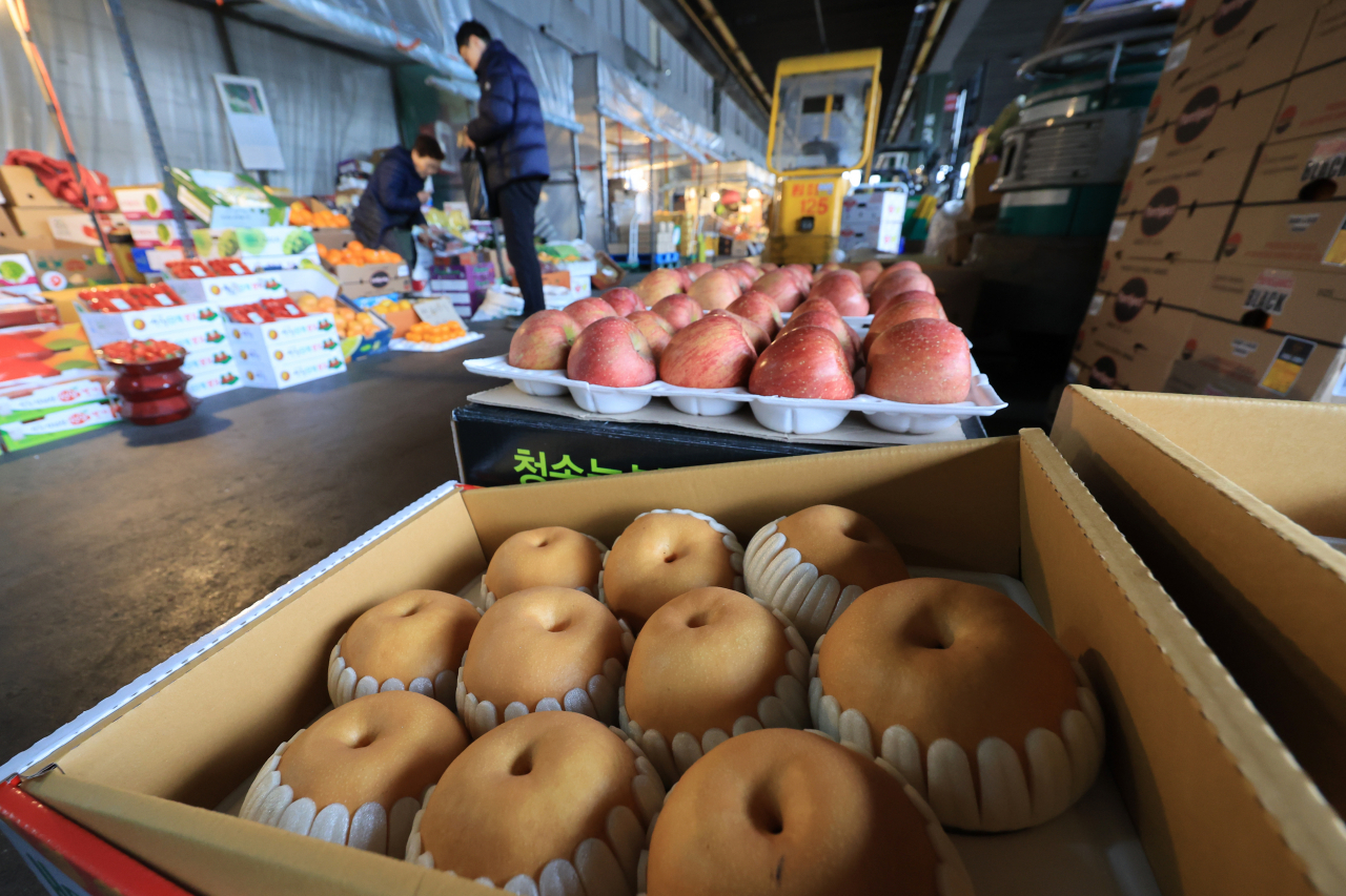 Pears and apples are on display at the Garak Market in Songpa-gu, southern Seoul, Tuesday. (Yonhap)