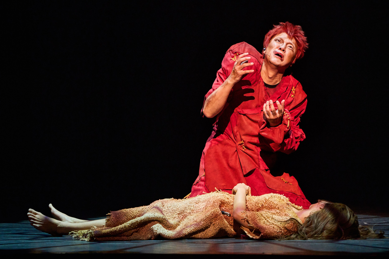 Jung Sung-hwa as Quasimodo in the musical 