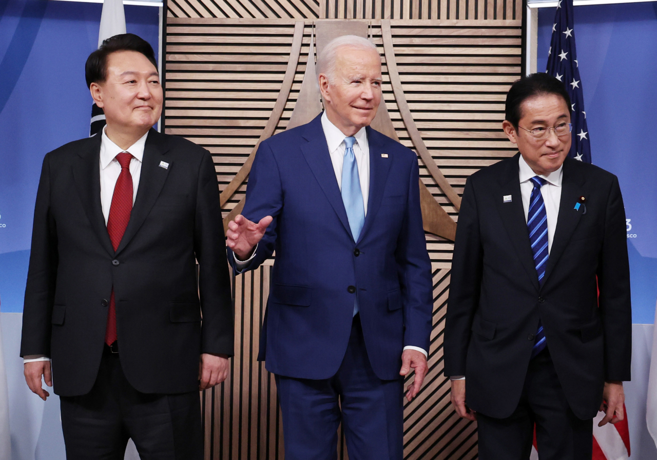 From left: President Yoon Suk Yeol, US President Joe Biden and Japanese Prime Minister Fumio Kishida pose for a photo during their brief encounter on the sidelines of the APEC summit on Nov. 16, 2023, in San Francisco. (Yonhap)