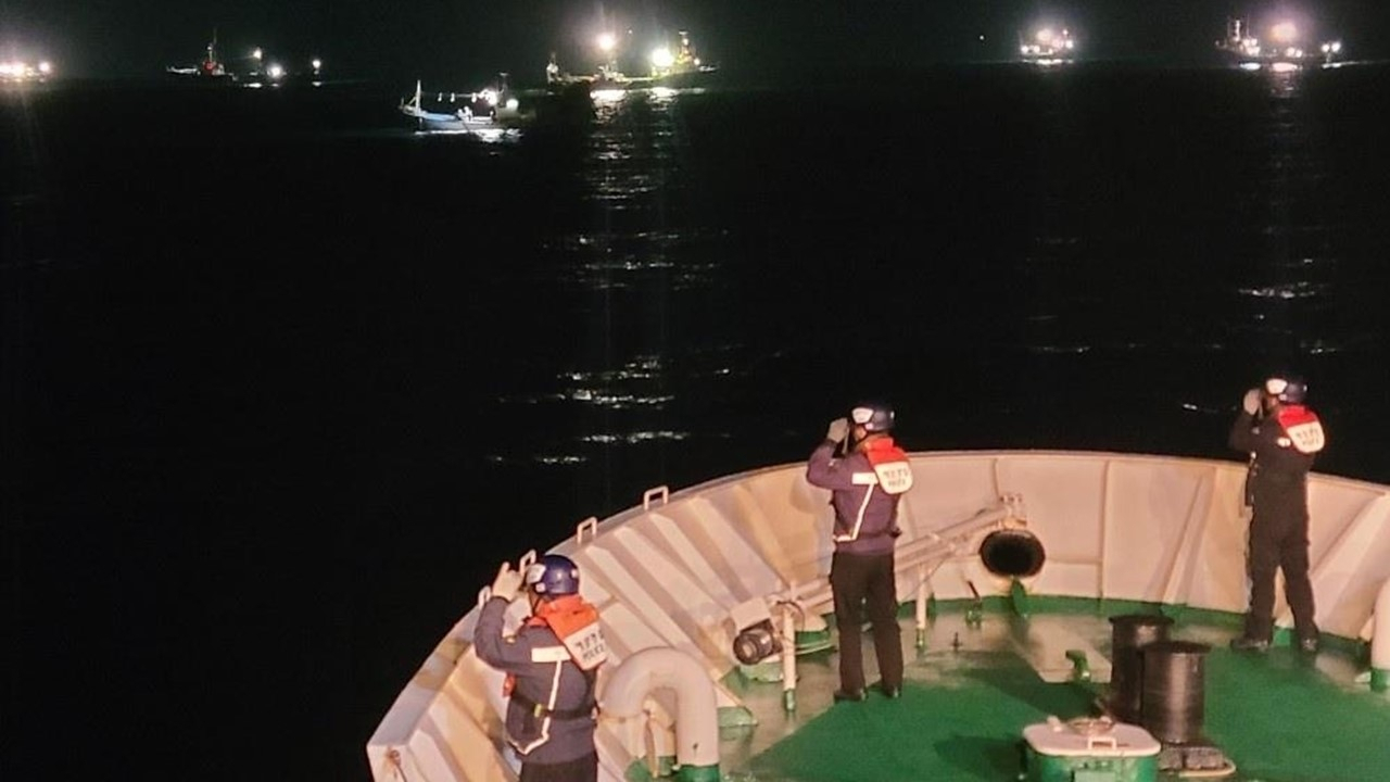 Coast Guard undergoes search operations for missing crewmen after a fishing boat sank off the southern Yokji Island on Thursday. (Tongyeong Coast Guard)