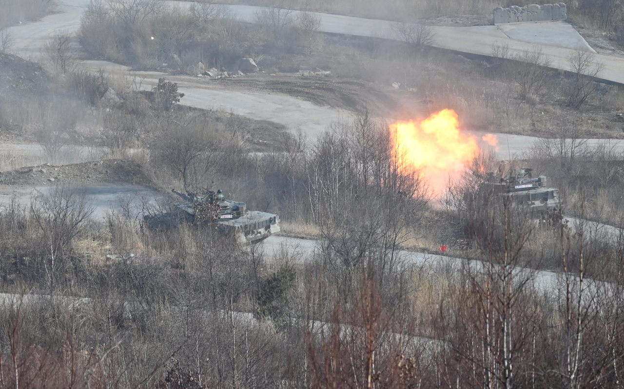 K1A2 tank fires a round at a training field in Pocheon, just 25 kilometers south of the inter-Korean border on Thursday. (Yonhap)