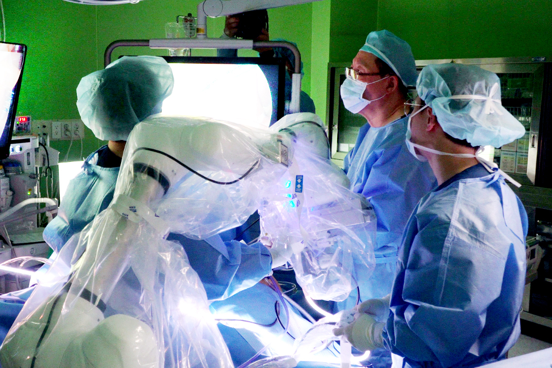 Koo Ja-il (center), director of Koo Hospital, is performing laparoscopic cholecystectomy using Doosan Robotics’ robotic-assisted laparoscopic surgery solution in Daegu, Tuesday. (Doosan Robotics)