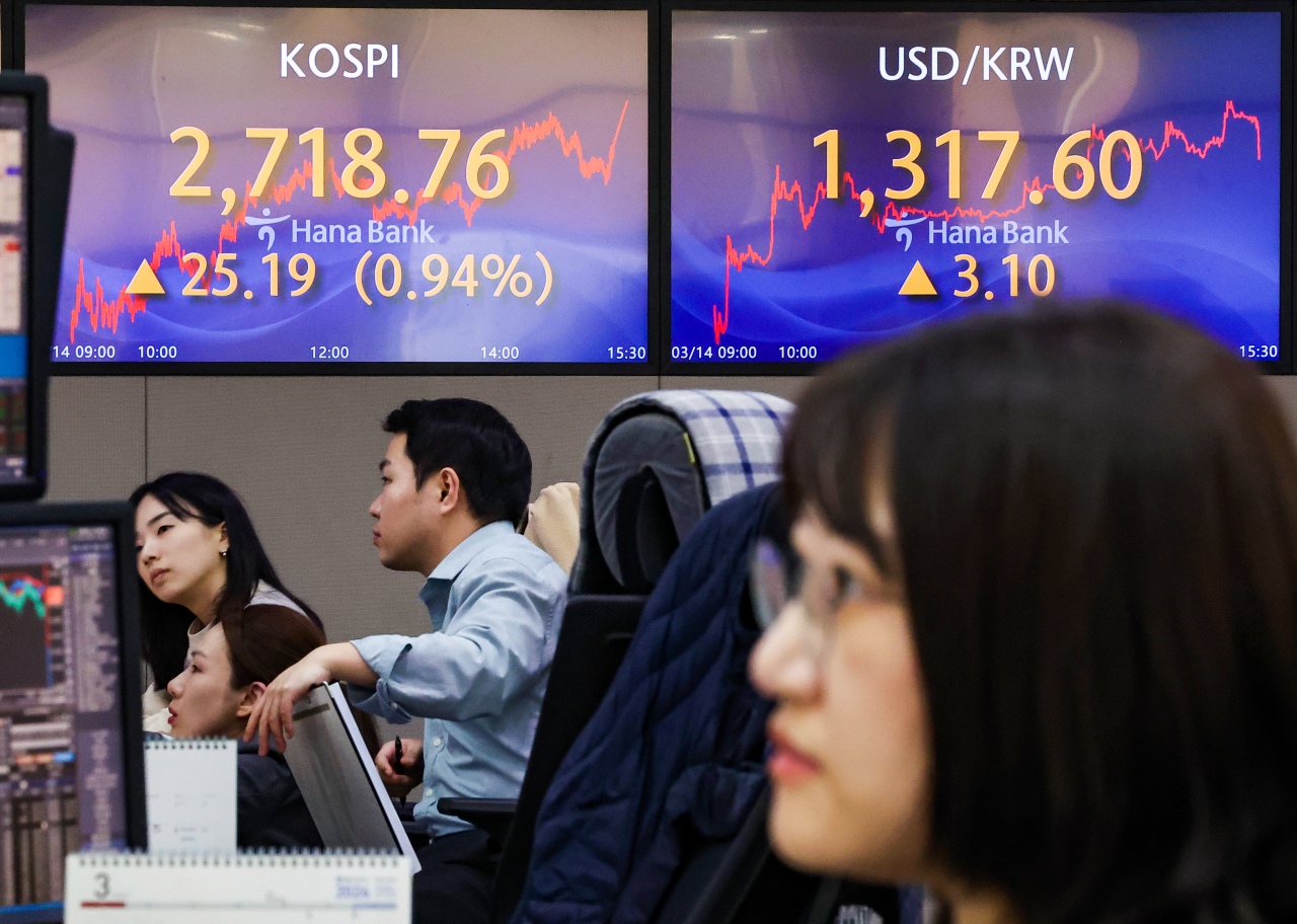 An electronic board showing the Korea Composite Stock Price Index at a dealing room of the Hana Bank headquarters in Seoul on Thursday. (Yonhap)