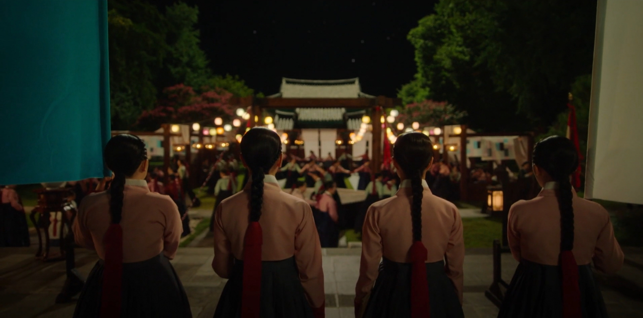 This screenshot shows court ladies at Jeonju Hyanggyo in 