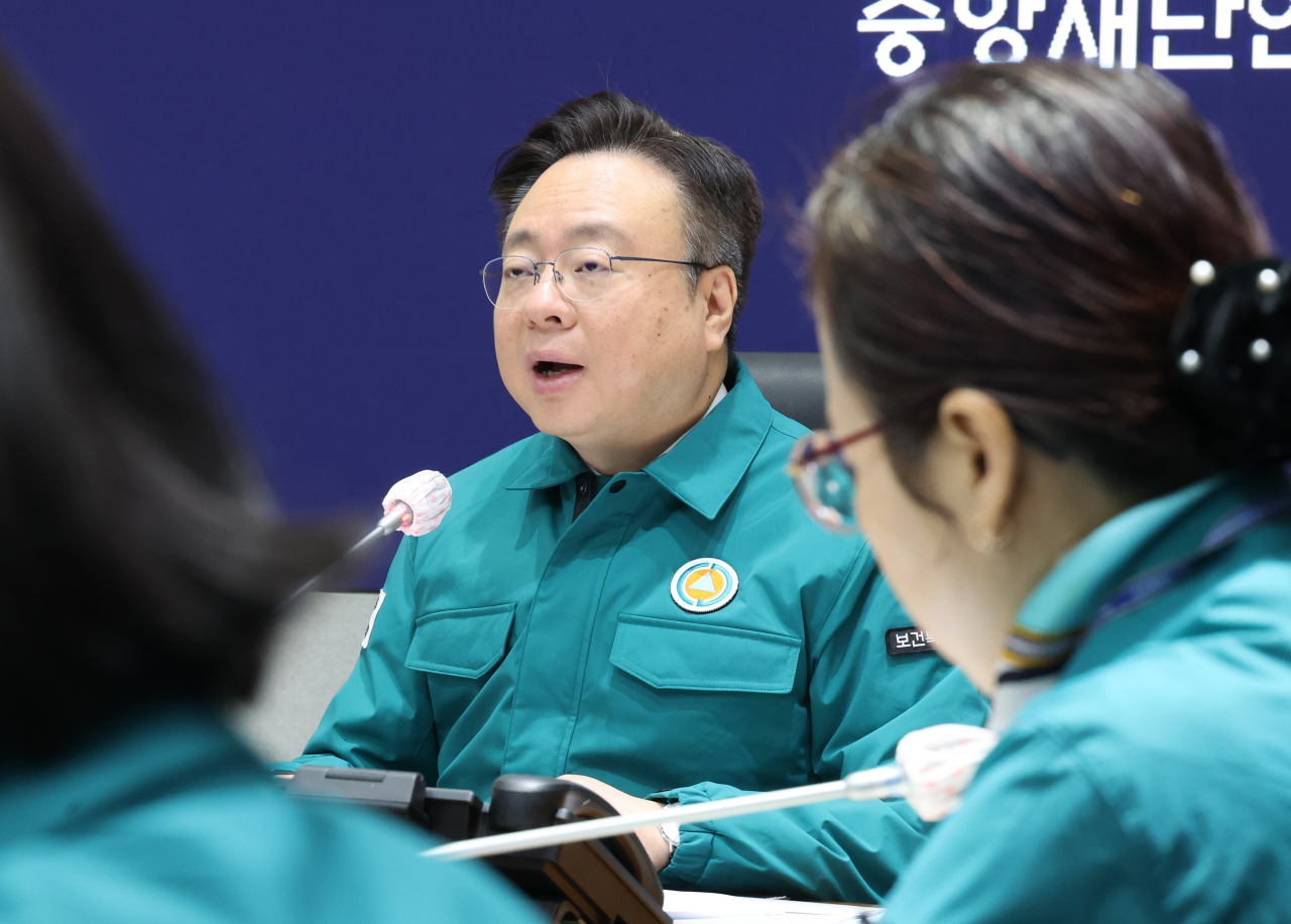 Health Minister Cho Kyoo-hong speaks during a Health Ministry Emergency Measures Committee held in Seoul on Friday. (Yonhap)