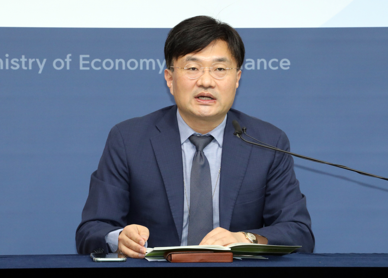 Kim Gwi-beom, official of economic analysis division in Finance Ministry, gives a brief on current statue of industrial activities at the government complex in Sejong, 112 kilometers south of Seoul, on Friday. (Yonhap)