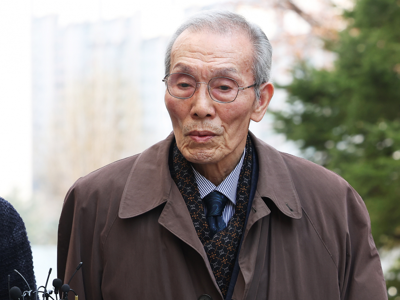 Actor O Yeong-su arrives at the Seongnam branch of the Suwon District Court to attend a hearing for his alleged sexual misconduct on Friday. (Yonhap)