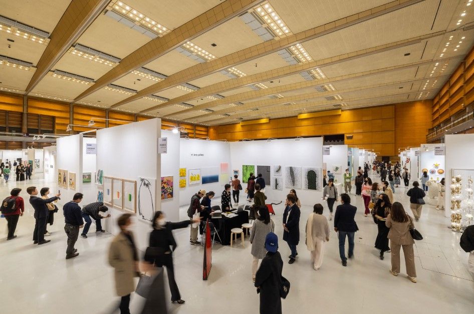 An installation view of the Galleries Art Fair 2023 in Seoul (Courtesy of Galleries Association of Korea)