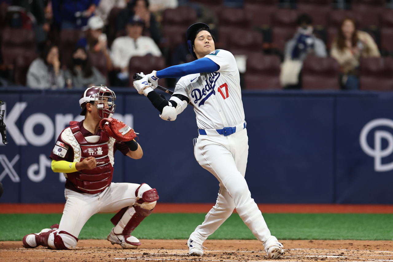 Shohei Ohtani of the Los Angeles Dodgers strikes out against Ariel Jurado of the Kiwoom Heroes during the top of the second inning of the clubs' exhibition game at Gocheok Sky Dome in Seoul on Sunday. (Yonhap)