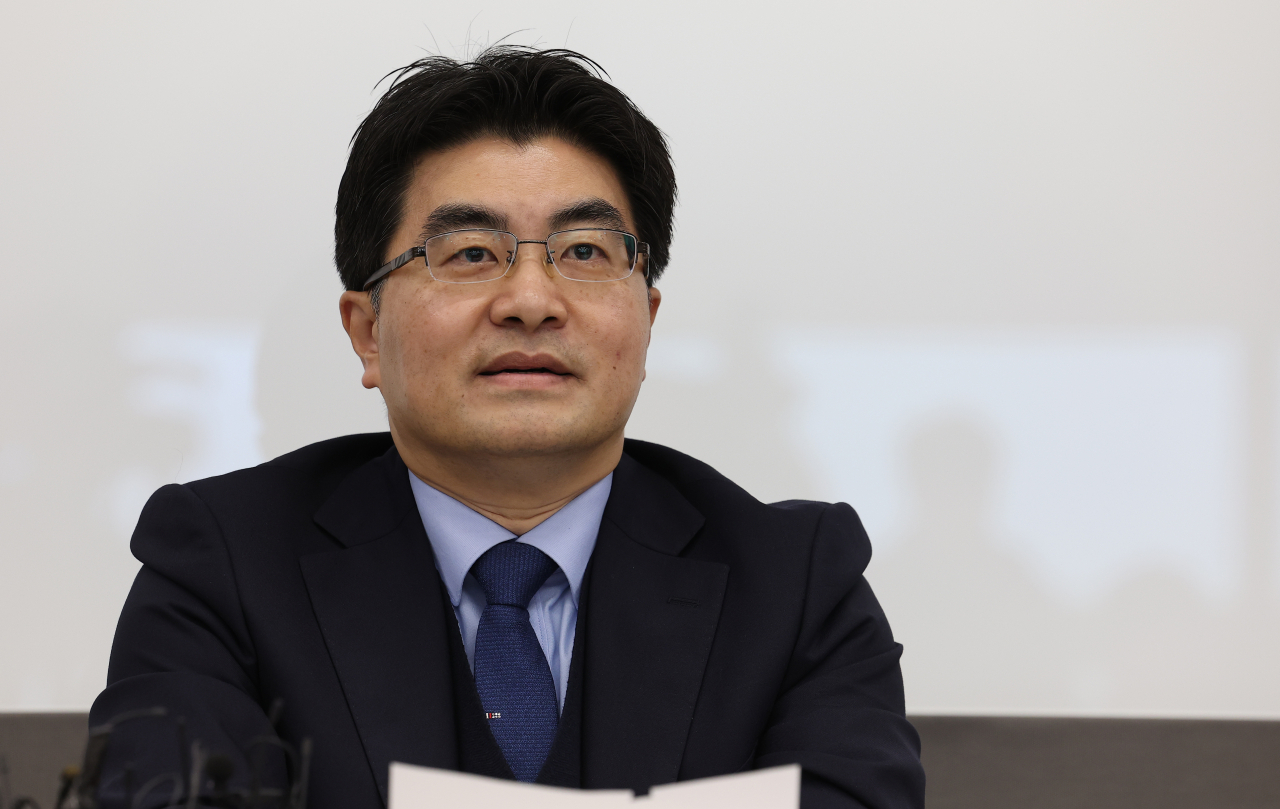 Bang Jae-seung, who heads the emergency committee of medical school professors, speaks to a group of reporters, Saturday. (Yonhap)