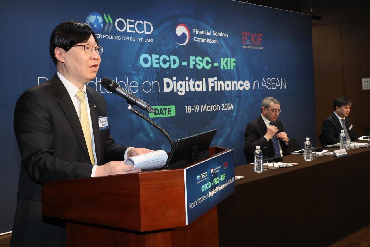 Kim So-young(left), vice chairman of the Financial Services Commission, delivers opening remarks at a Seoul forum co-hosted by the FSC, the Korea Institute of Finance and the Organization for Economic Cooperation and Development on digital finance on Monday. (Financial Service Commission)